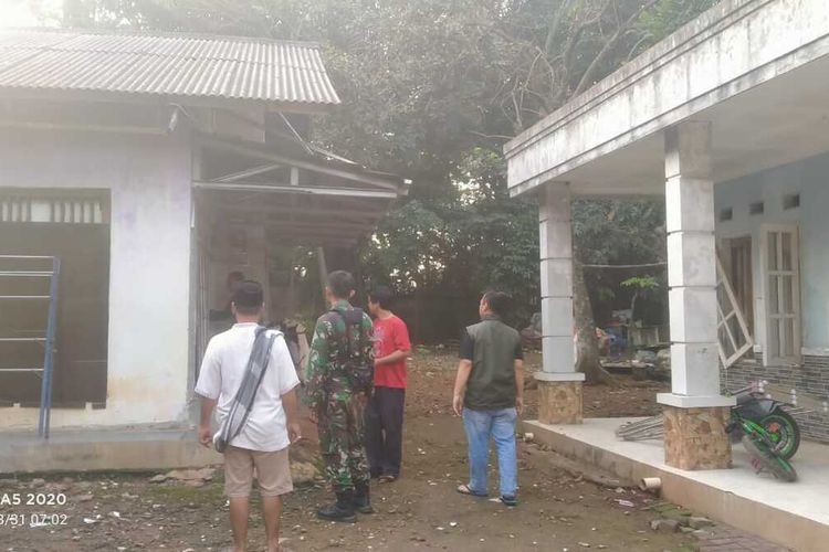 Kondisi rumah warga yang rusak akibat ledakan gudang amunisi milik TNI di Desa Ciangsana Kecamatan Gunung Putri, Kabupaten Bogor, Jawa Barat, Minggu (31/3/2024).