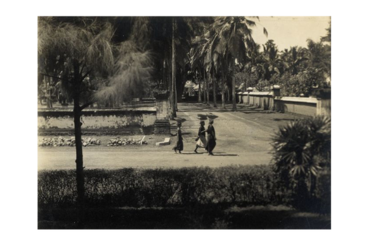 Foto Jalan di Denpasar yang diambil tahun 1930