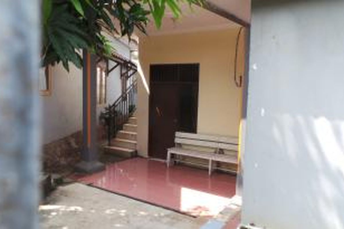 Rumah kos tempat Desi Sukiman (20) mahasiswi yang dibunuh di dalam kamar kos. Kos-kosan ini terletak di Gang Takwa, Jalan Raya Kelapa Dua Wetan, Ciracas, Jakarta Timur. Rabu (4/6/2014).