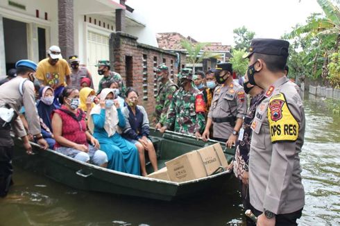 Banjir Sepekan di Kudus, 13 Desa Masih Terendam, Warga Dievakuasi dengan Perahu