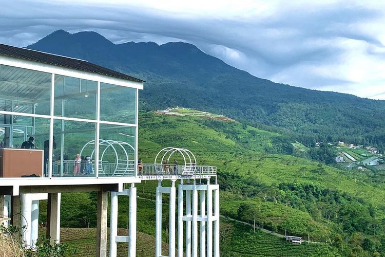 Kemuning Sky Hills di Karanganyar, Jawa Tengah, obyek wisata dengan wahana unggulan jembatan kaca sepanjang 65 meter di atas kebun teh
