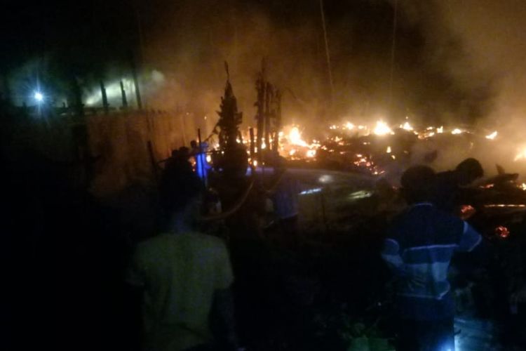 Api membakar 10 rumah dan 3 gedung sarang walet di Desa Sungai Jambat, Kabupaten Tanjab Timur, Jambi