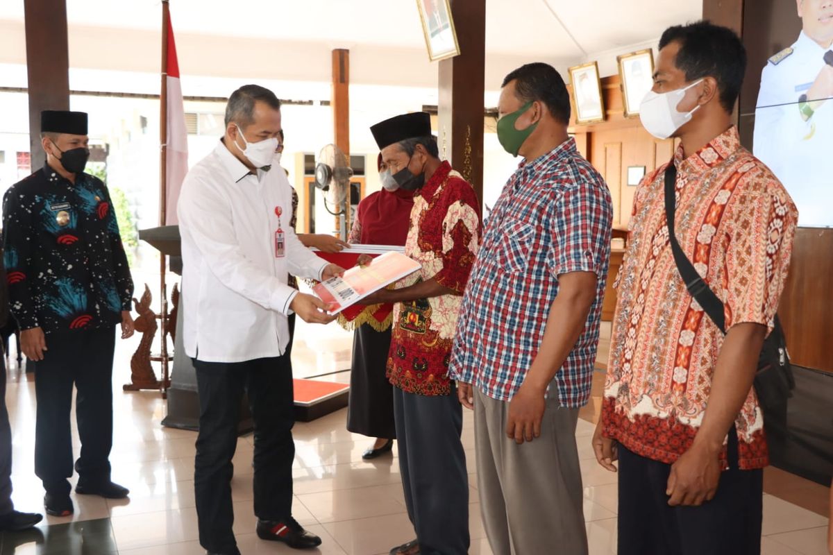 Bupati Wonogiri Joko Sutopo saat melakukan penyerahan bantuan peningkatan kualitas RTLH Dana Insentif Daerah (DID) 2021 di Pendapa Kabupaten Wonogiri, Jumat (26/11/2021).

