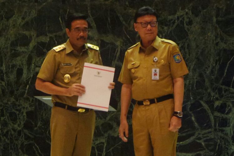 Wakil Gubernur DKI Jakarta Basuki Tjahaja Purnama menerima surat tugas sebagai Plt Gubernur DKI oleh Mendagri Tjahjo Kumolo di Balai Kota, Selasa (9/5/2017). 