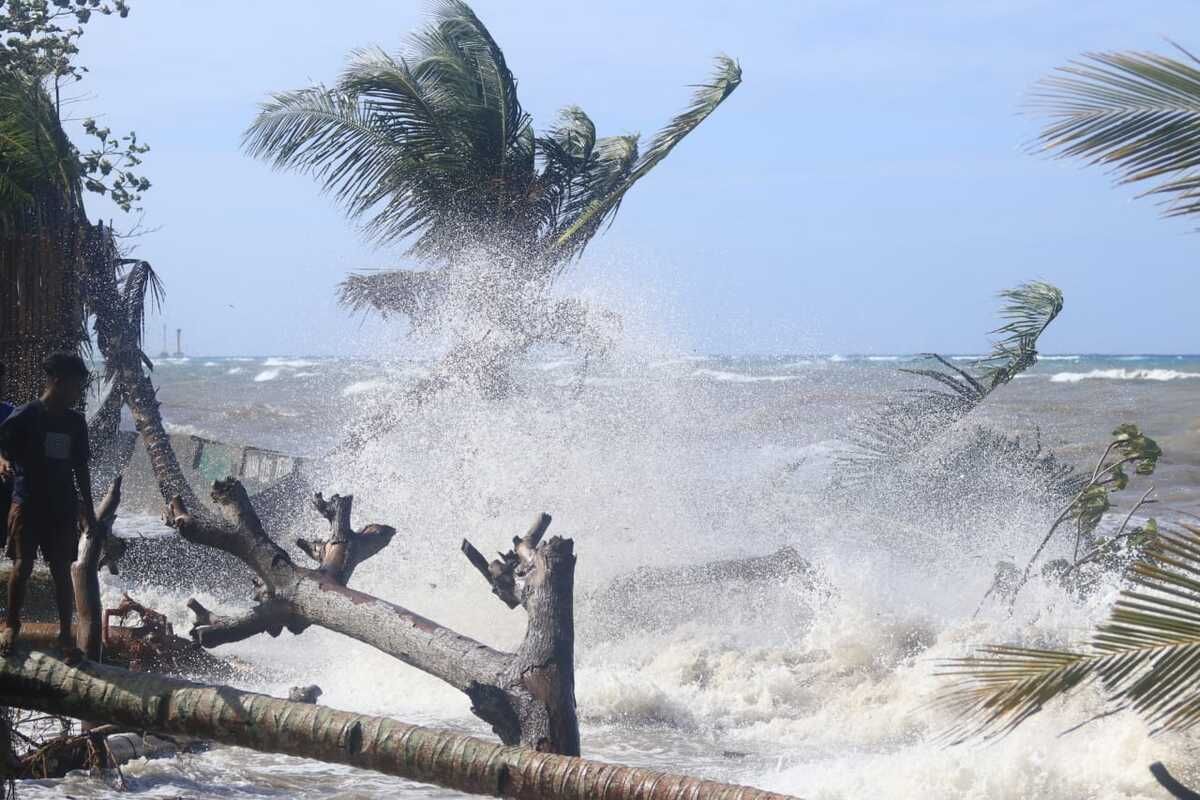 Gelombang tinggi menerjang pesisir Pantai di Desa Namalean, Kecamatan Pulau Gorom, Kabupaten Seram Bagian Timur, Maluku, Jumat (28/5/2021). Gelombang tinggi di desa tersebut telah merusak sejumlah rumah warga dan juga meumbangkan tamanan umur paanjang warga di desa tersebut