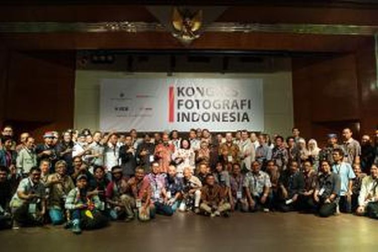 Peserta Kongres Fotografi Indoesia berfoto dengan Menteri Pariwisata dan Ekonomi Kreatif, Mari Elka Pangestu