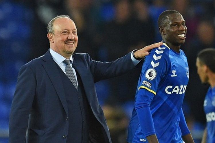 Pelatih Everton Rafael Benitez bersama salah satu pemainnya Abdoulaye Doucoure berjalan di Stadion Goodison Park seusai laga lanjutan Liga Inggris kontra Burnley pada 13 September 2021. Everton ketika itu menang 3-1 atas tim tamu, Burnley.