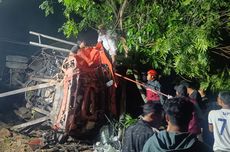 Truk Angkut Plastik 25 Ton Alami Rem Blong di JLS, Tabrak Pagar Makam