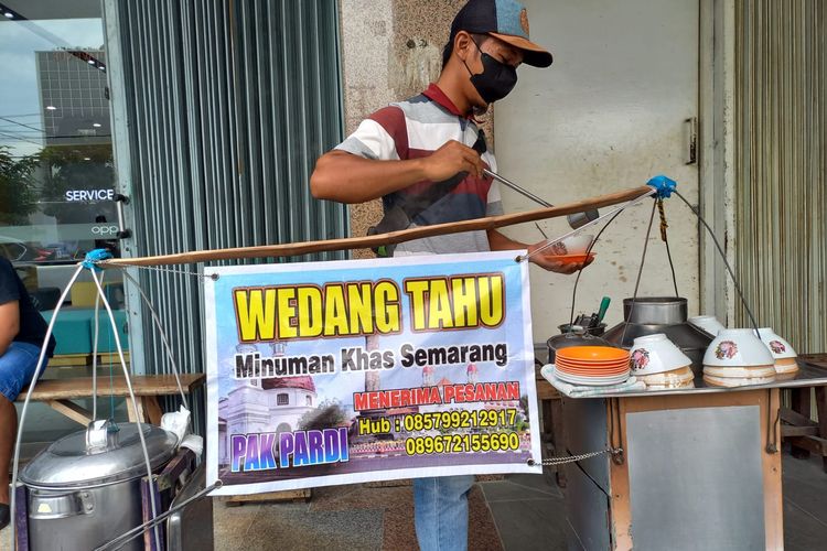 Nugroho sedang menyajikan wedang tahu di warungnya, tepatnya di Jalan Gajahmada, Bangunharjo, Kota Semarang, Jumat (17/6/2022).