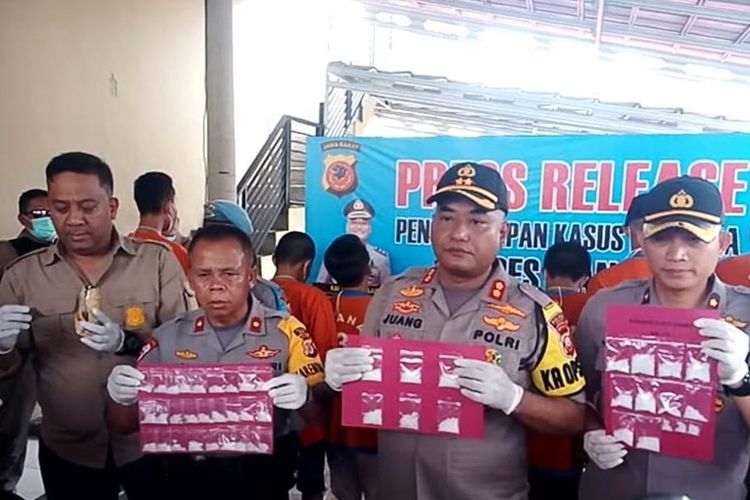 Kapolres Cianjur, AKBP Juang Andi Priyanto bersama jajarannya memerlihatkan sejumlah barang bukti narkoba hasil penangkapan dalam sepekan terakhir dengan membekuk sepuluh pengedar dan bandar narkoba.