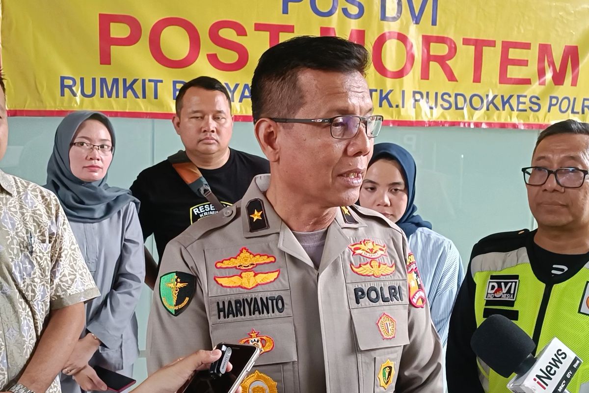 Kepala Rumah Sakit Polri Kramatjati Brigjen Pol Hariyanto saat memberi keterangan terkait tujuh jenazah korban kebakaran toko bingkai Saudara Frame di Mampang, Jakarta Selatan, Kamis (18/4/2024), di RS Polri Kramatjati, Jakarta Timur, Jumat (19/4/2024). 