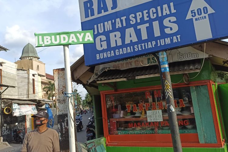 Penolakan pergantian nama Jalan Budaya di kawasan Condet, Kramatjati, Jakarta Timur, yang diganti menjadi Jalan Entong Gendut, berlanjut. Pantauan di lokasi, Senin (4/7/2022) siang, plang jalan yang berada di simpang Jalan Raya Condet itu ditutupi kertas berwarna hijau dan ditulisi Jalan Budaya.