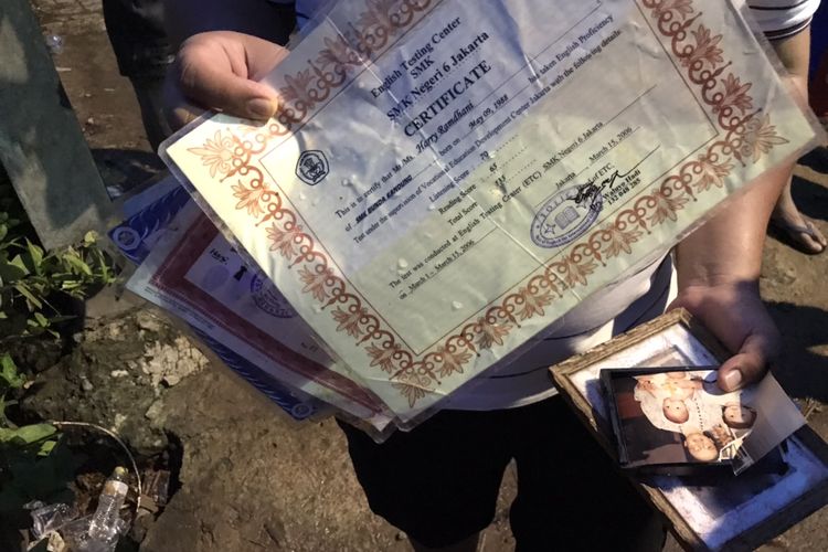 Tangan Harry Ramdhani (32) tampak sibuk memegang beberapa lembar ijazah dan foto jelang senja Senin (12/10/2020) kemarin. Di tangannya itulah, beberapa dokumen yang bisa terselamatkan dari musibah banjir.