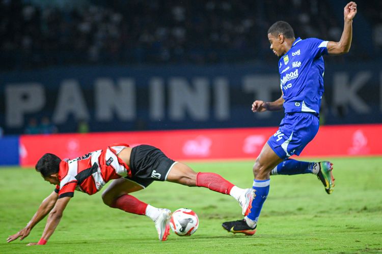 Aksi bertahan penyerang Persib Bandung Uilliam Barros menggagalkan usaha serangan balik Madura United pada laga pekan ke-23 Super League 2025-2026, Kamis (26/2/2026) di Gelora Bandung Lautan Api (GBLA). 