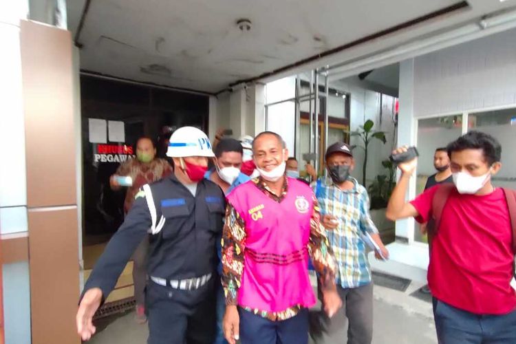 Petugas Kejaksaan Tinggi Maluku membawa Sekretaris Daerah Seram bagian Barat, Mansyur Tuharea menuju mobil tahanan usai menjalani pemeriksaan oleh penyidik Kejati Maluku, Rabu (10/11/2021)