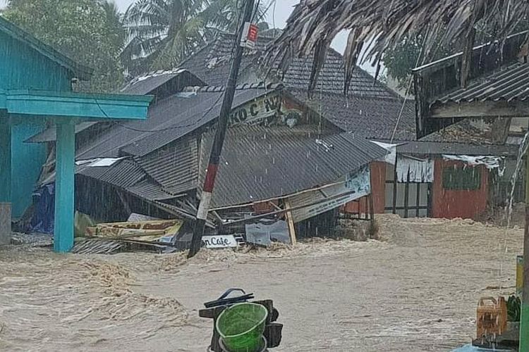 Salah satu warung milik warga yang rusak saat banjir melanda Desa Daun, Kecamatan Sangkapura Bawean, Gresik, Jawa Timur, Rabu (18/1/2023)