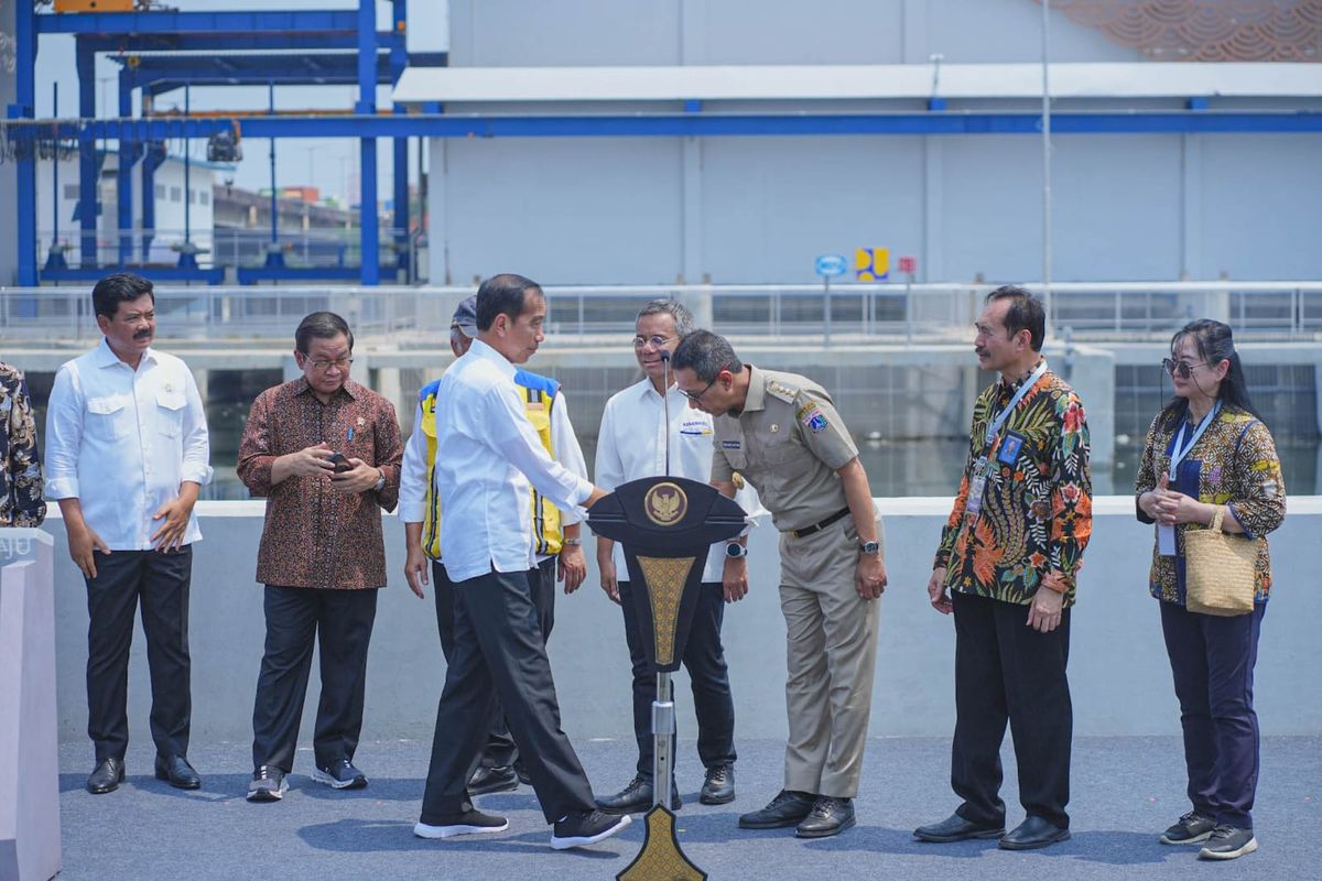 Presiden RI Joko Widodo bersalaman dengan Pj Gubernur DKI Jakarta Heru Budi Hartono saat peresmian Stasiun Pompa Ancol Sentiong, Jakarta Utara, Senin (11/12/2023).