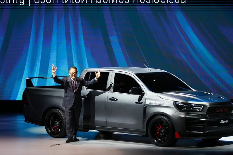 Toyota memamerkan langsung Hilux Revo BEV Concept ke publik di Thailand