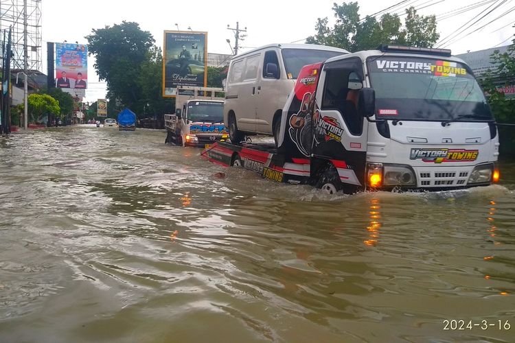 Banjir masih mengepung wilayah perkotaan Purwodadi, Kabupaten Grobogan, Jawa Tengah, Sabtu (16/3/2024).