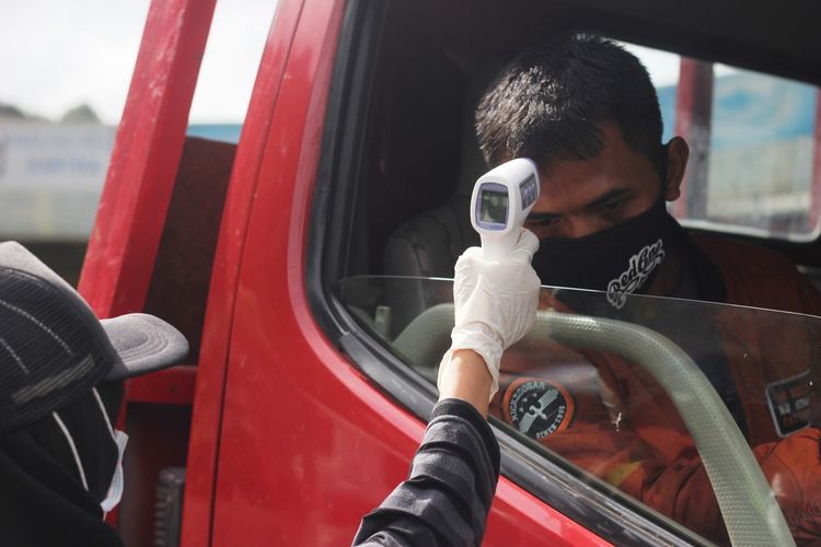 Petugas gabungan memeriksa suhu tubuh pengendara di check point 1 Seger Alam Ciloto, Cianjur, Jawa Barat, Kamis (28/5/2020) yang hendak masuk ke wilayah Cianjur.