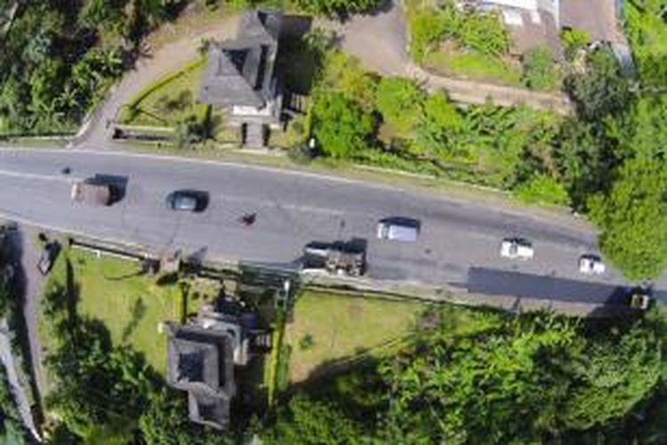 Jalan Raya Magelang-Semarang Km 13, perbatasan Kabupaten Ambarawa dengan Magelang, Jawa tengah, difoto dari udara, Sabtu (28/6/2014). Perbaikan di ruas jalan ini mengakibatkan lalu lintas tersendat.
