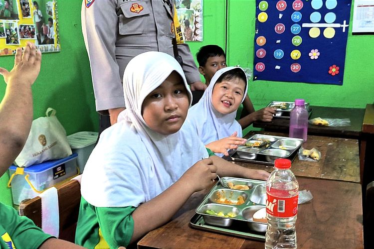 Siswa SLB saat menyantap makanan dari program Makan Bergizi Gratis (MBG) dari pemerintah.