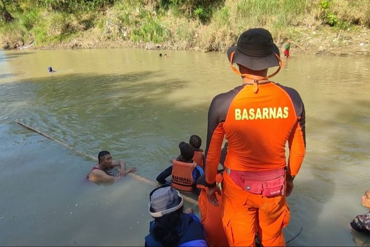 Basarnas Cirebon dan sejumlah relawan melakukan proses pencarian dua anak tenggelam di Sungai Cimanis, Kecamatan Lemahwungkuk, Kabupaten Cirebon Jawa Barat, Selasa (5/7/2022)