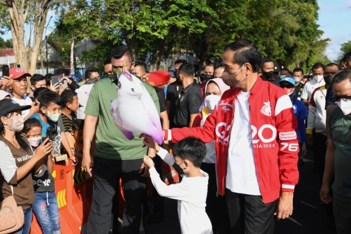 Presiden Joko Widodo dan Ibu Iriana Joko Widodo menghabiskan waktu bersama cucunya, Jan Ethes Srinarendra, dengan berjalan santai di sepanjang Jalan Slamet Riyadi, Kota Surakarta