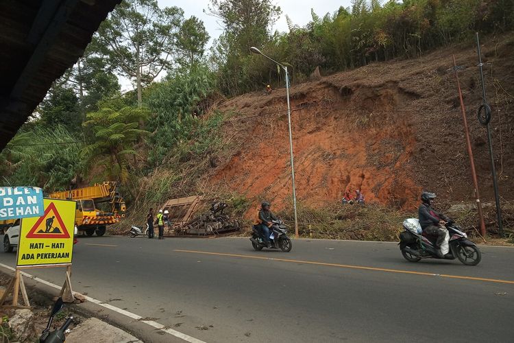 Sejumlah petugas mulai membangun turap tegak di sejumlah jalan di Puncak Bogor, Senin (30/9/2019)