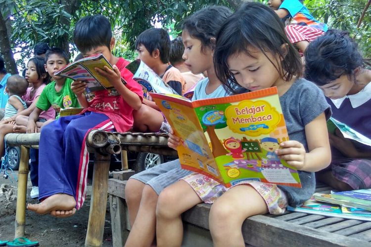 Salah satu anak di Dusun Tangga, Desa Selengen, Lombok Utara tampak membaca buku yang baru didapatnya.