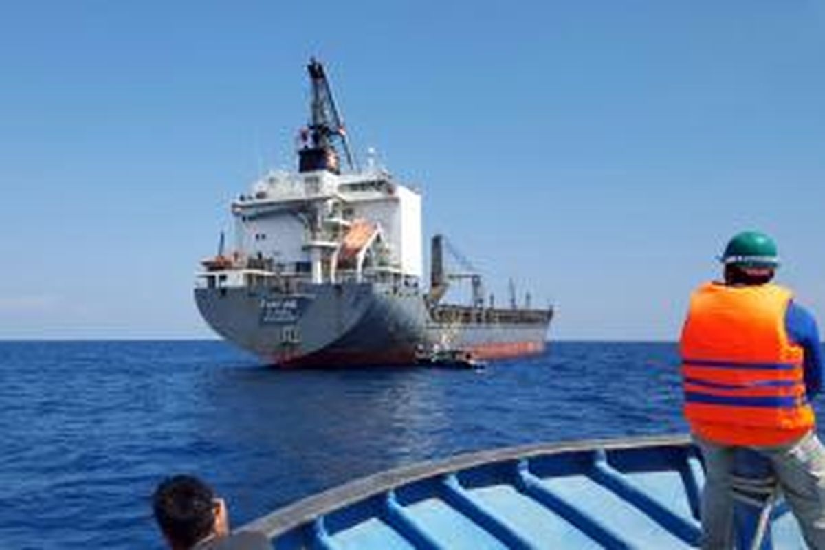 Kapal MV Fortune yang berlayar dari Belgia dan membawa mesin pembangkit listrik untuk PLTG Gorontalo sedang berlabuh menunggu penurunan mesin ke darat.