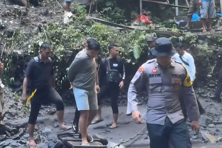 Polres Lumajang Tangkap 4 Oknum Penarikan Tiket Ganda di Air Terjun Tumpak Sewu