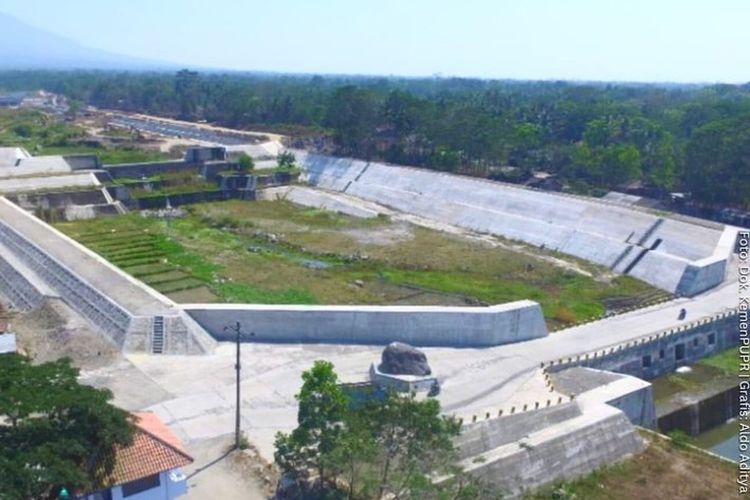 Bangunan sabo dam sebagai penangkal risiko dan dampak banjir lahar Gunung Merapi.