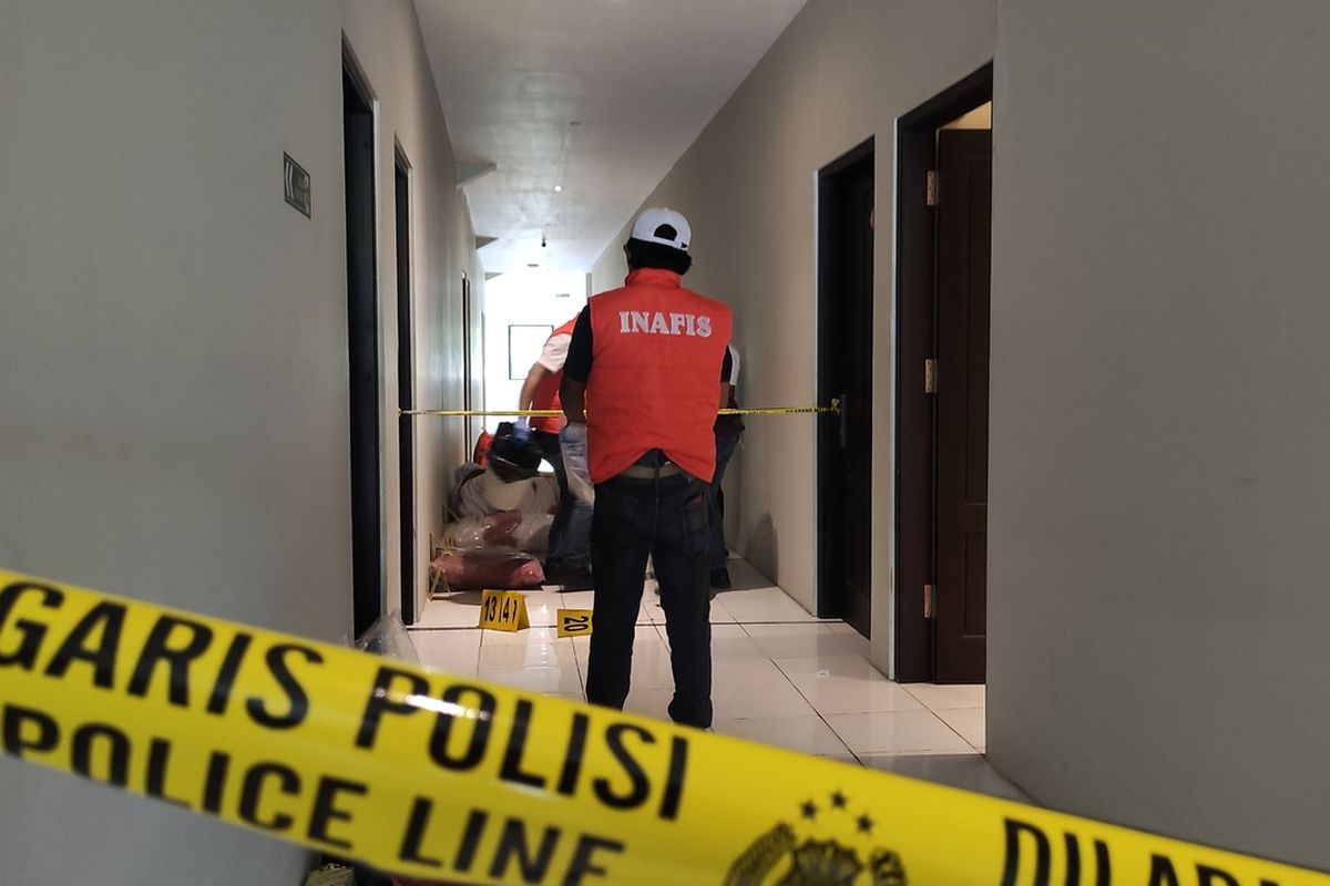 Polisi melakukan olah tempat kejadian perkara (TKP) di kamar hotel lokasi kasus pembunuhan di Kabupaten Trenggalek Jawa Timur, Rabu (09/04/2025).