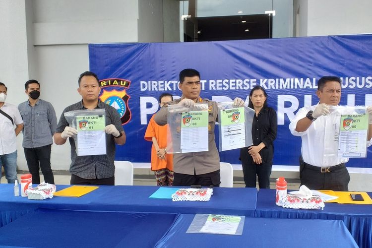 Kabid Humas Polda Riau Kombes Sunarto (tengah) bersama jajaran Ditreskrimsus memperlihatkan barang bukti yang disita dari seorang tersangka tindak pidana perbankan, penipuan dan penggelapan, Selasa (7/2/2023).