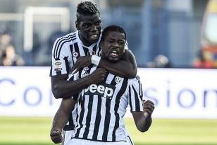 Patrice Evra merayakan gol Juventus ke gawang Empoli bersama Paul Pogba, Minggu (8/11/2015). 