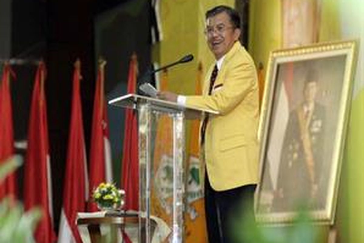 Ketua Umum DPP Golkar, HM Jusuf Kalla memberikan sambutan pada pembukaan Musyawarah Nasional Golkar VIII di Hotel Labersa Pekanbaru, Senin (5/10). Empat kandidat, masing-masing Aburizal Bakrie, Hutomo Mandala Putra, Surya Paloh, dan Yuddy Chrisnandi, siap bersaing memperebutkan kursi ketua umum partai berlambang pohon beringin dalam Munas tersebut. 
