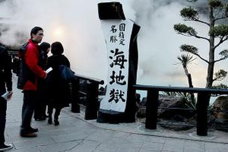 Sejumlah wisatawan mengamati sumber air panas di wilayah Oita, Pulau Kyushu, Jepang. Air panas menjadi salah satu wisata andalan wilayah Oita dan banyak diminati wisatawan asing. 