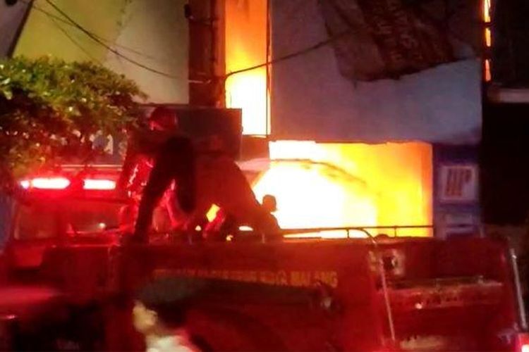 Kebakaran di Mal Malang Plaza, Selasa (2/5/2023) dini hari. (sumber: surya)