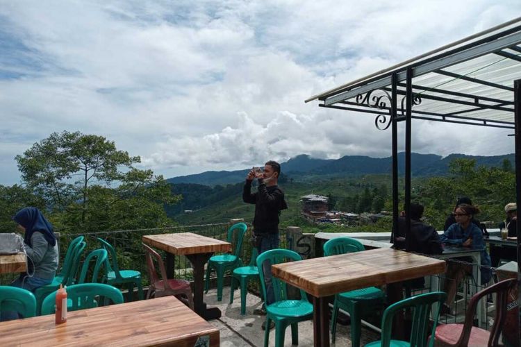 Wisatawan Minta "Warpat" Puncak Bogor Tak Dibongkar, Satu-satunya Warung yang Punya Panorama Indah