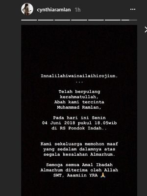 Artis sinetron Cynthia Ramlan mengabarkan bahwa ayahnya meninggal dunia, Senin (4/6/2018).