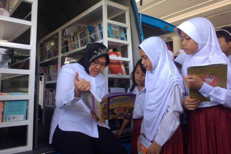 Peluncuran Mobil Pustaka #AkuBaca hari ini (28/05) turut disambut meriah oleh sejumlah siswa-siswi Sekolah Dasar kota Surabaya. Ibu Tri Rismaharini tampak membaca koleksi buku Mobil Pustaka #AkuBaca dengan para siswa.