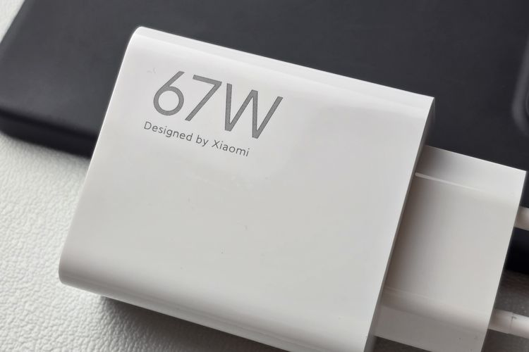 Adapter charger Xiaomi 14T yang sudah mendukung fast charging 67 watt. Adapter charger hanya hadir untuk pasar Indonesia saja, sedangkan versi global sudah tidak kebagian adapter charger