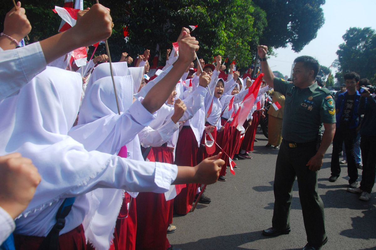 Sejumlah pelajar di Kota Bogor nampak antusias menyambut api obor dalam event torch relay Asian Games 2018,  Selasa (14/8/2018).