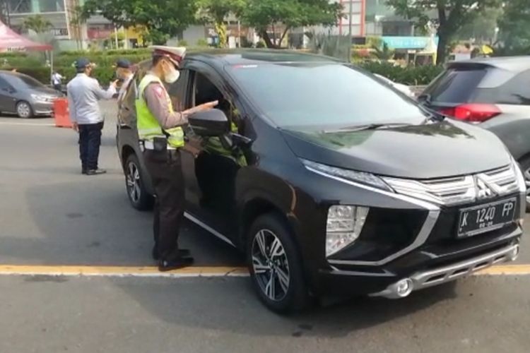 Sejumlah kendaraan roda empat dihentikan petugas gabungan di pos penyekatan Bundaran Waru, perbatasan Kota Surabaya dan Kabupaten Sidoarjo, Jawa Timur, Kamis (6/5/2021).