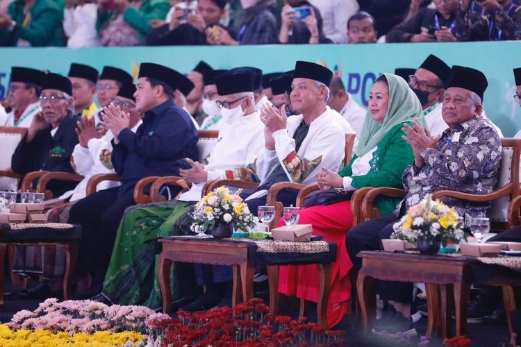 Gubernur Jawa Tengah Ganjar Pranowo dengan Rais ‘Aam PBNU, Miftachul Akhyar, Menteri BUMN Erick Thohir, dan Ketua Pelaksana Harlah Satu Abad NU, Yenny Wahid menghadiri pembukaan Pekan Olahraga dan Seni Nahdlatul Ulama (Porseni NU) 2023 di GOR Sritex Arena, Senin (16/1/2023).