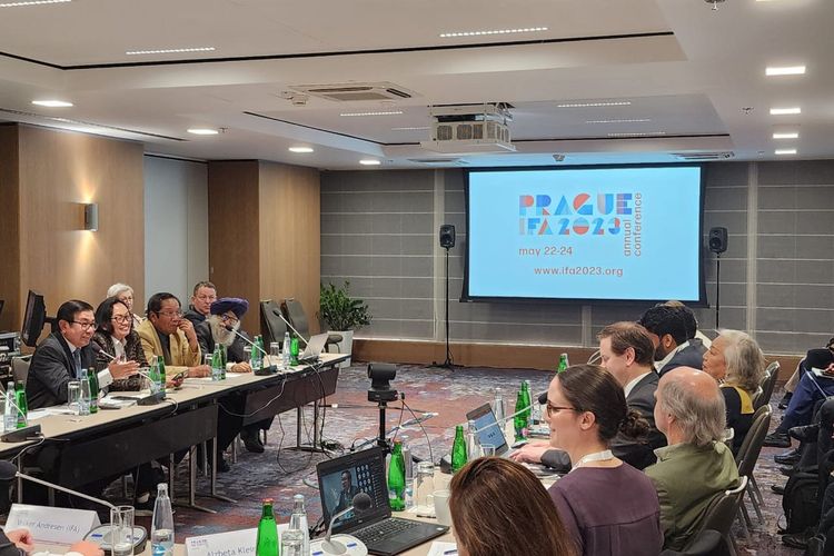 Direktur Utama Petrokimia Gresik Dwi Satriyo Annurogo (kiri) dalam forum International Fertilizer Association (IFA) Annual Conference 2023 yang berlangsung di Praha, Republik Ceko, Rabu (24/5/2023).