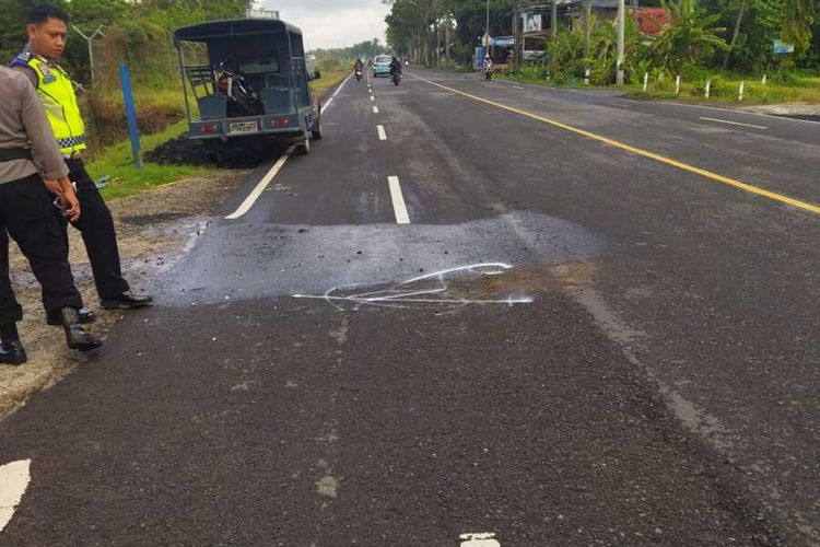 Satu pengendara motor tewas di Jalan Wates – Purworejo, Pedukuhan Weton, Kalurahan Kebonrejo, Kapanewon Temon, Kabupaten Kulon Progo, Daerah Istimewa Yogyakarta. Pemotor ini diduga korban tabrak lari.