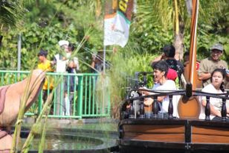 Wahana Boat Blaster di JungleLand, Sentul, Jawa Barat.