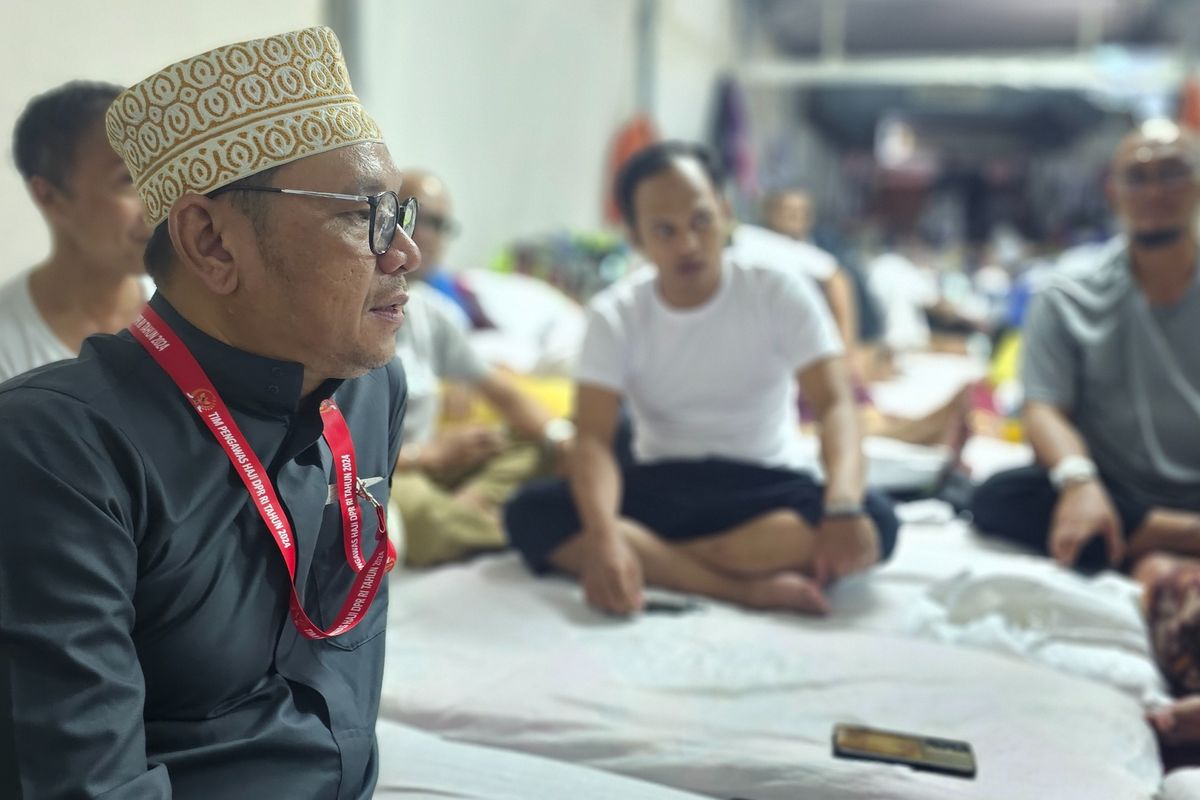 Wakil Ketua Komisi VIII Dewan Perwakilan Rakyat (DPR) Republik Indonesia (RI) Ace Hasan Syadzily saat melakukan inspeksi mendadak (sidak) di maktab 72 Mina untuk memantau kondisi jemaah haji Indonesia, Senin (17/6/2024).
